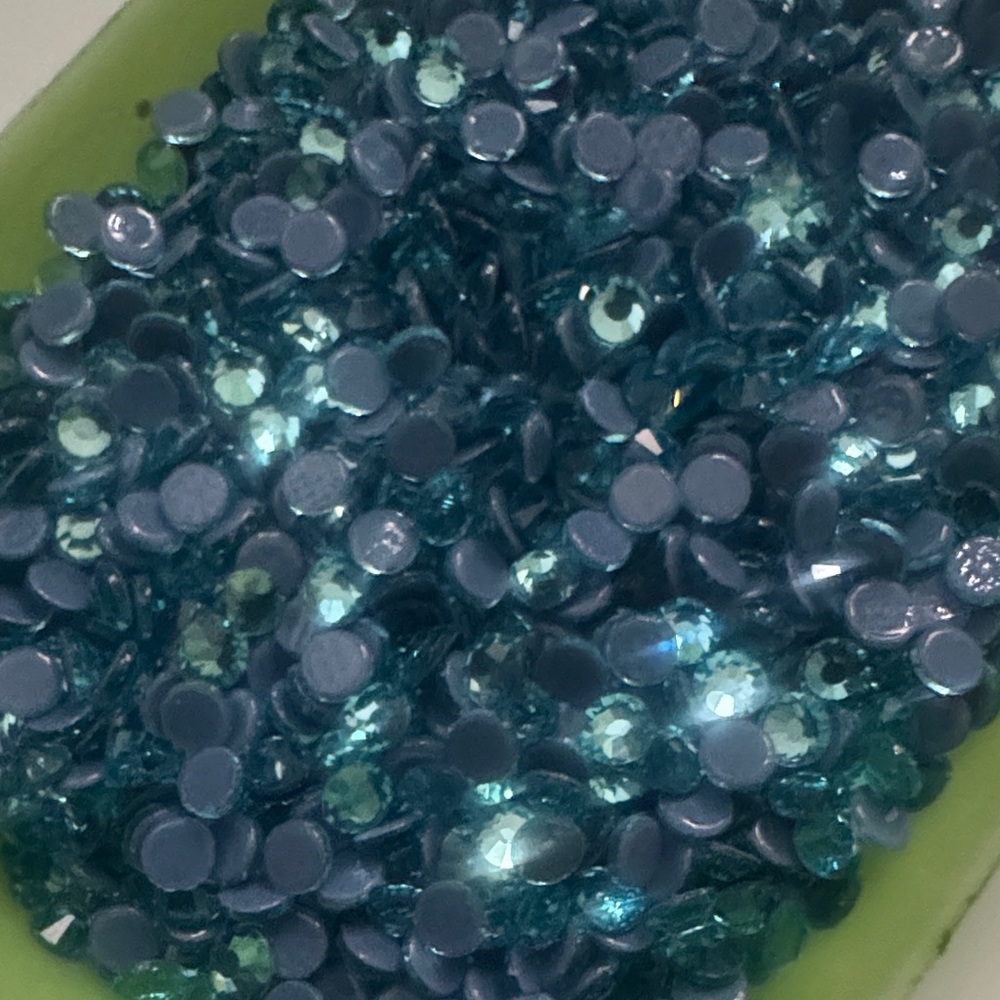 Aqua Blue Rhinestone Mix in Green Tray - Picture 2 of 3